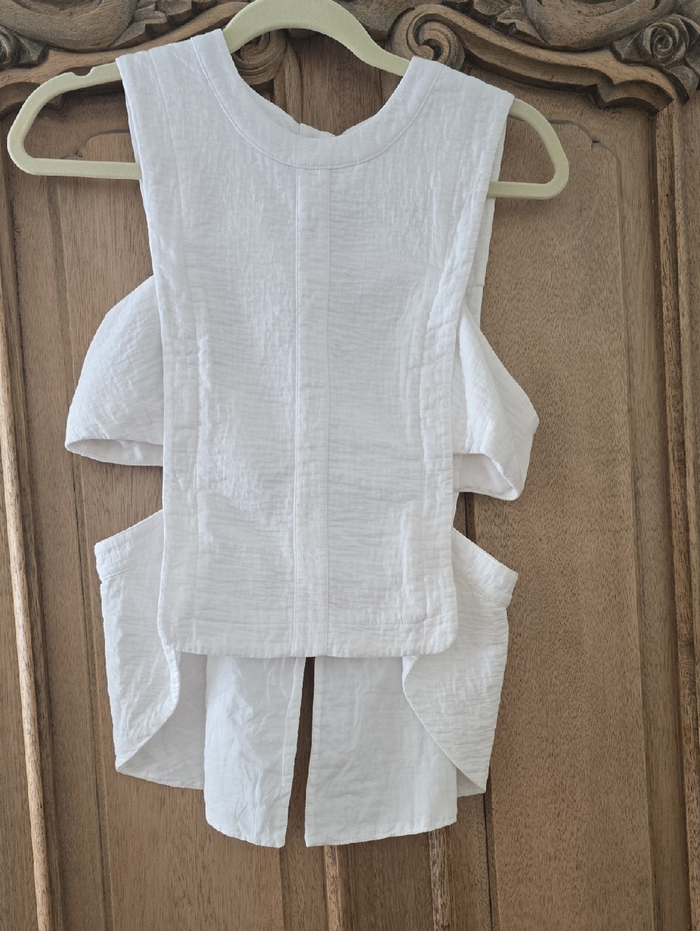 BCBGMaxAzria White Textured Cutout Back Tank